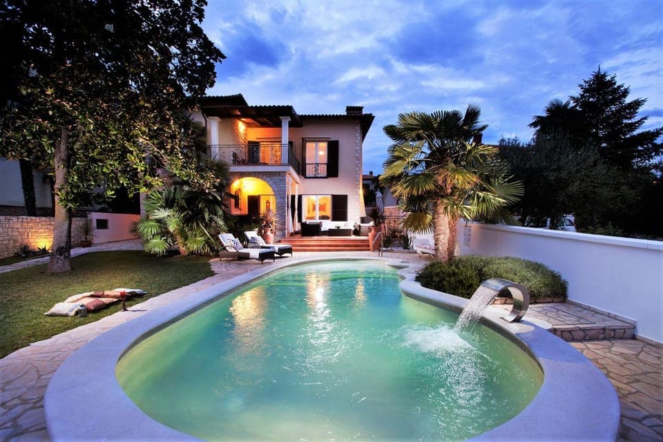 Property building, Patio, Night, Garden, Garden, Garden view, Pool view, Swimming pool, Sunset, sunbed