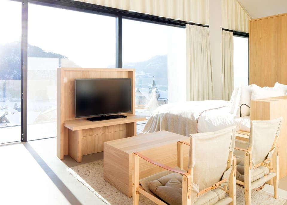 Bed, TV and multimedia, Seating area, Bedroom