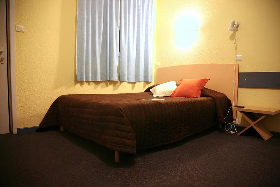 Bed, Photo of the whole room, Seating area, Bedroom