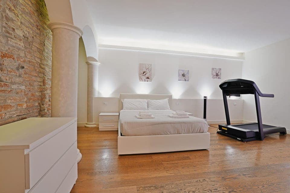Bed, Night, Fitness centre/facilities, Photo of the whole room, Decorative detail, Bedroom