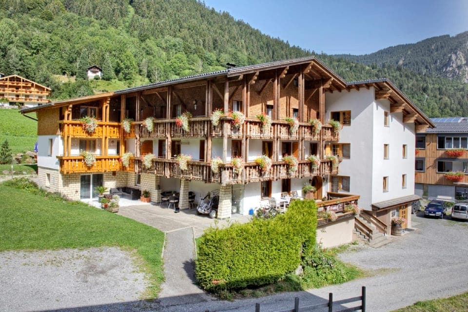 Facade/entrance, Bird's eye view