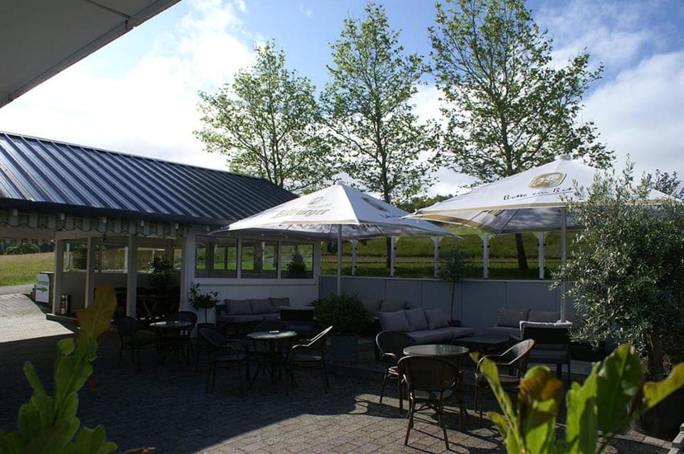 Restaurant/places to eat, Garden, Balcony/Terrace