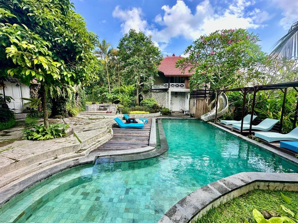 Property building, Swimming pool, sunbed