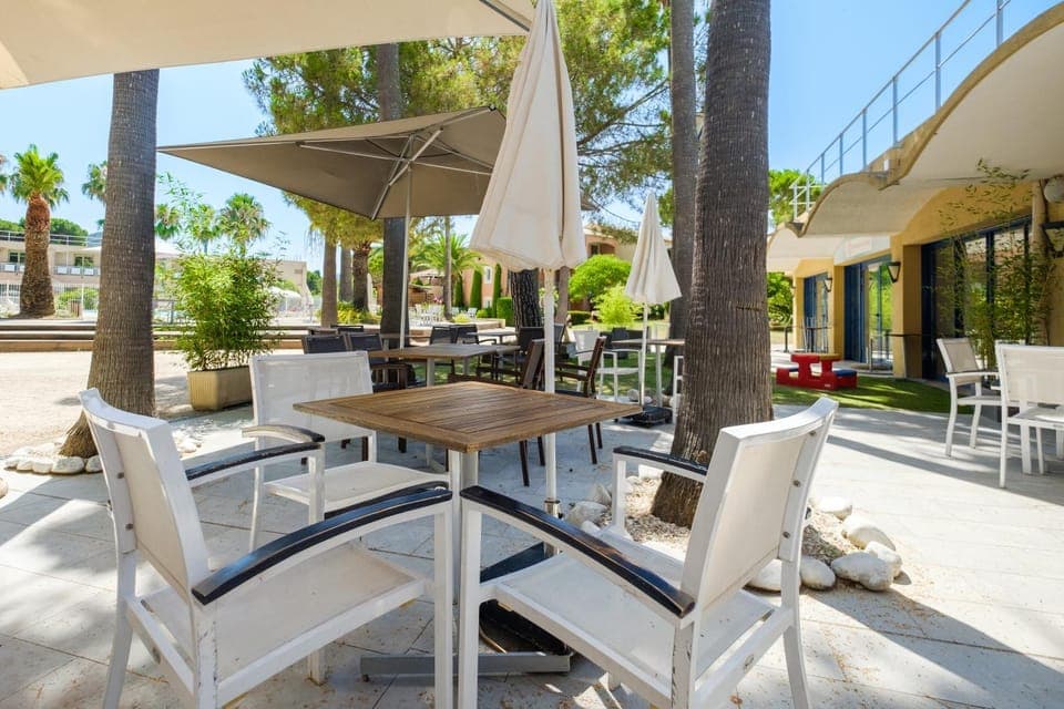 Property building, Patio, Restaurant/places to eat, Day, Balcony/Terrace, Seating area