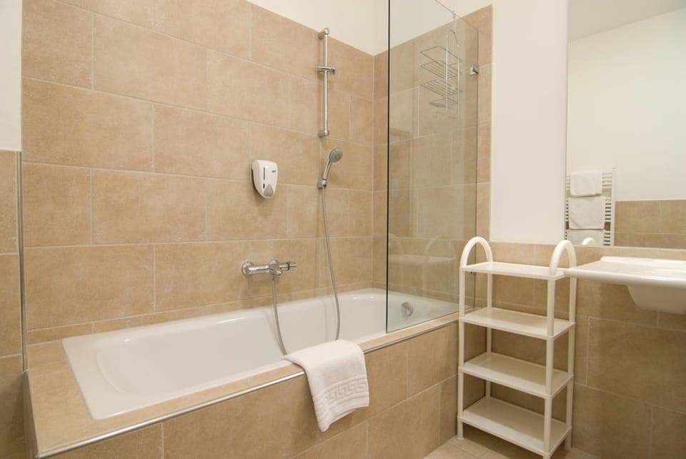 Bathroom, Bath, towels