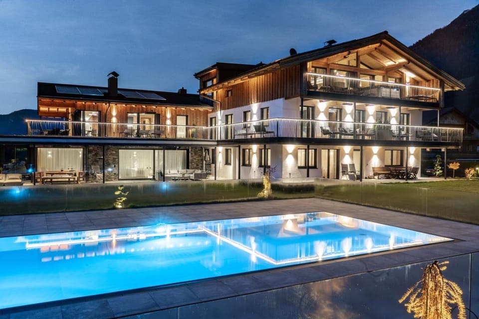 Property building, Pool view, Swimming pool, Seasons, Location, Sunset, Inner courtyard view