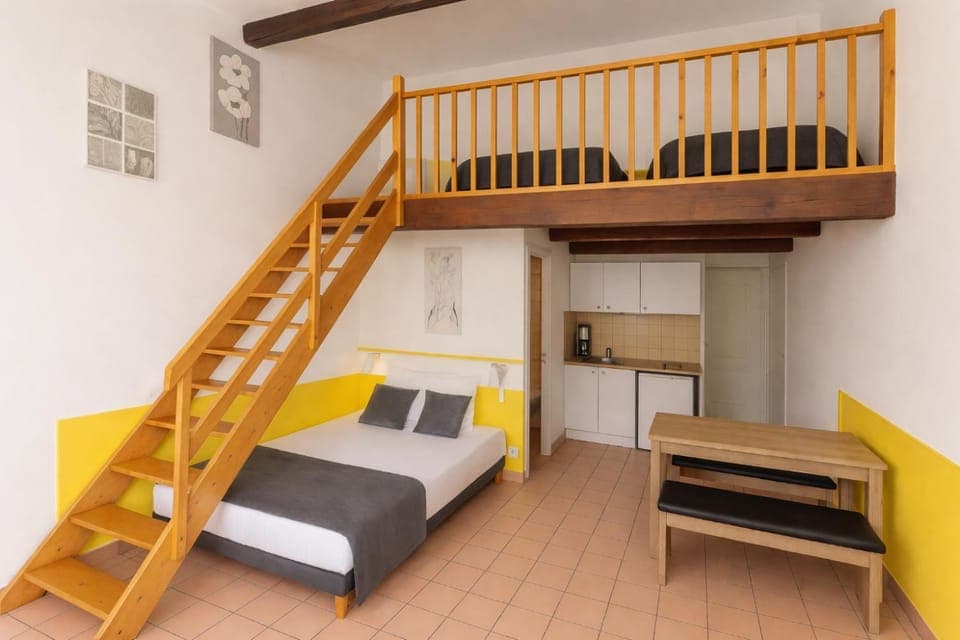 Bed, Kitchen or kitchenette