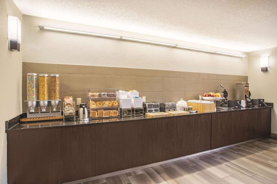 Restaurant/places to eat, Dining area, On site, Breakfast