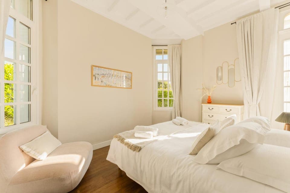 Bed, Photo of the whole room, Bedroom, towels