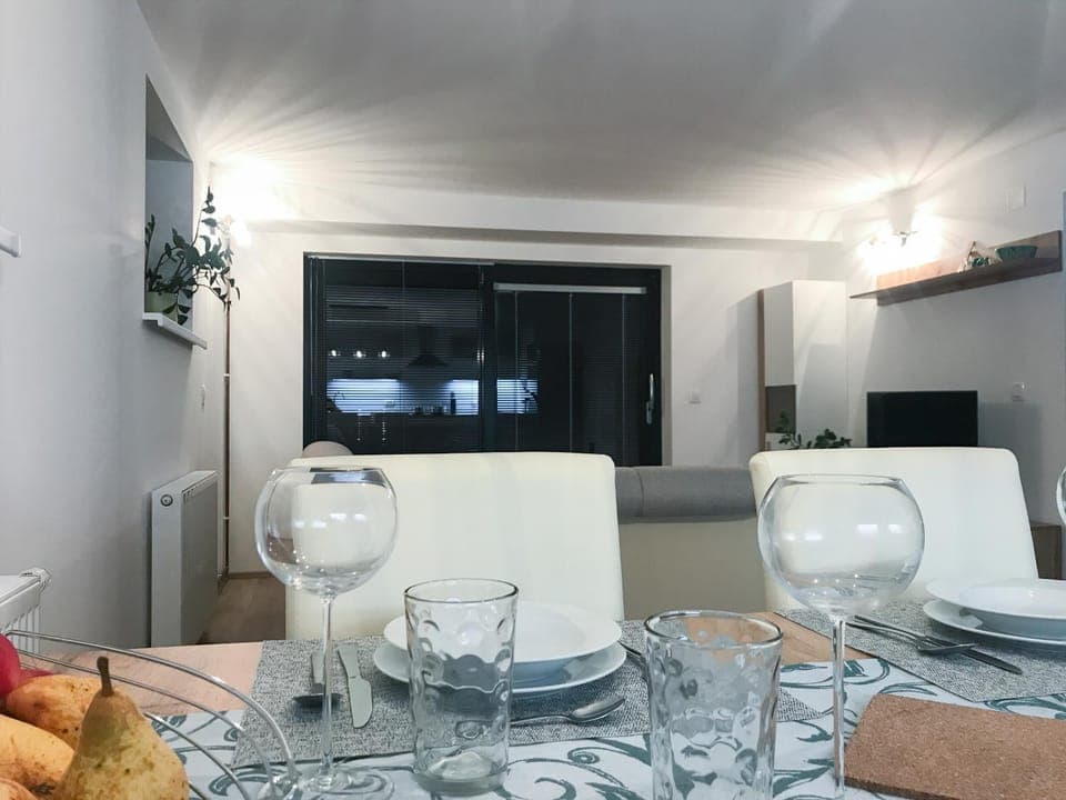 Living room, Dining area, Food, Garden view, Mountain view, Drinks