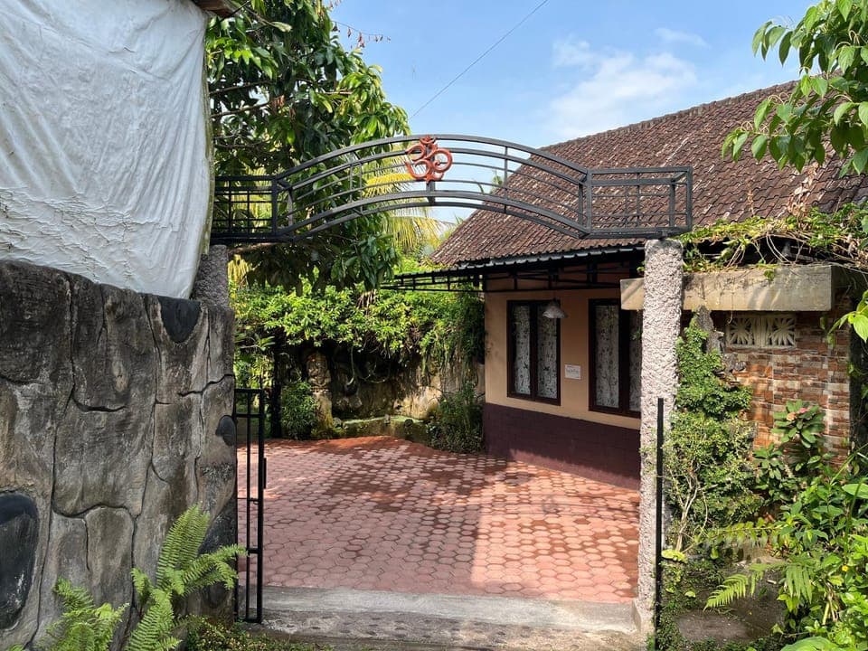 Property building, Facade/entrance, Day