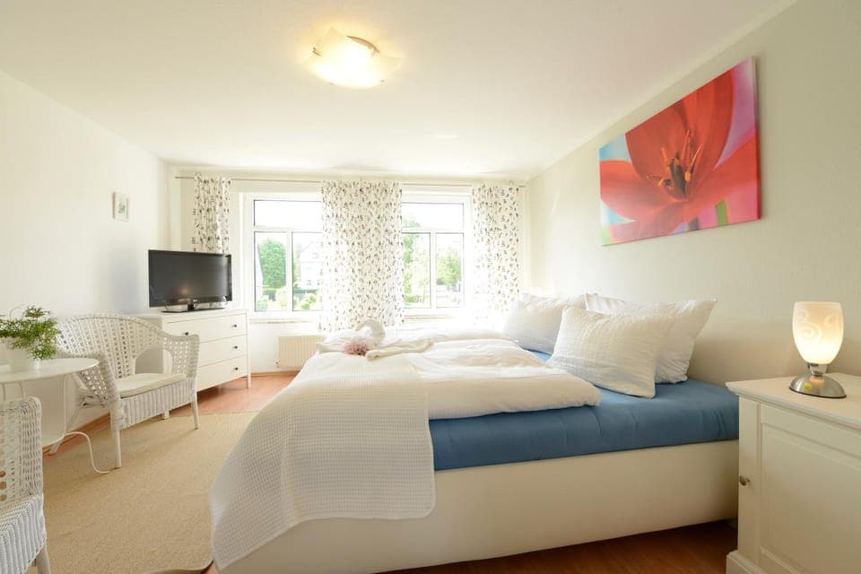 Photo of the whole room, Bedroom