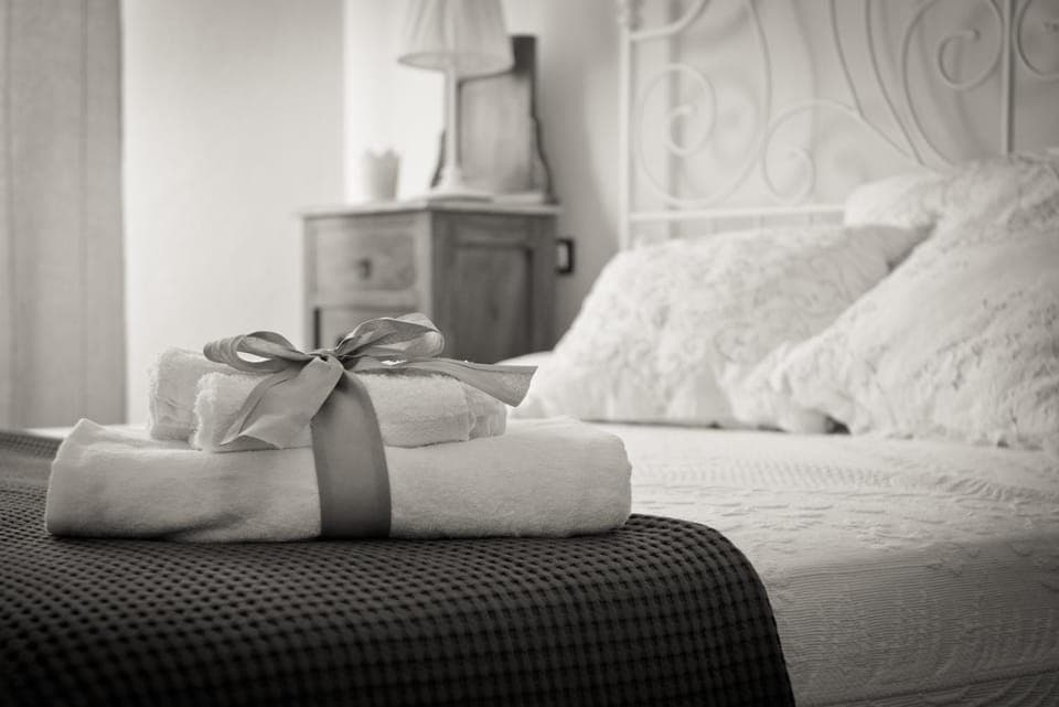 Bed, Bedroom, towels