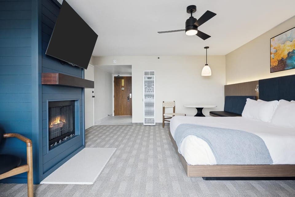 Bed, TV and multimedia, Photo of the whole room, Bedroom