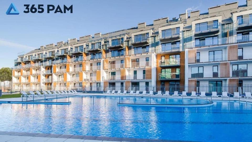 Property building, Day, Pool view, Swimming pool, sunbed