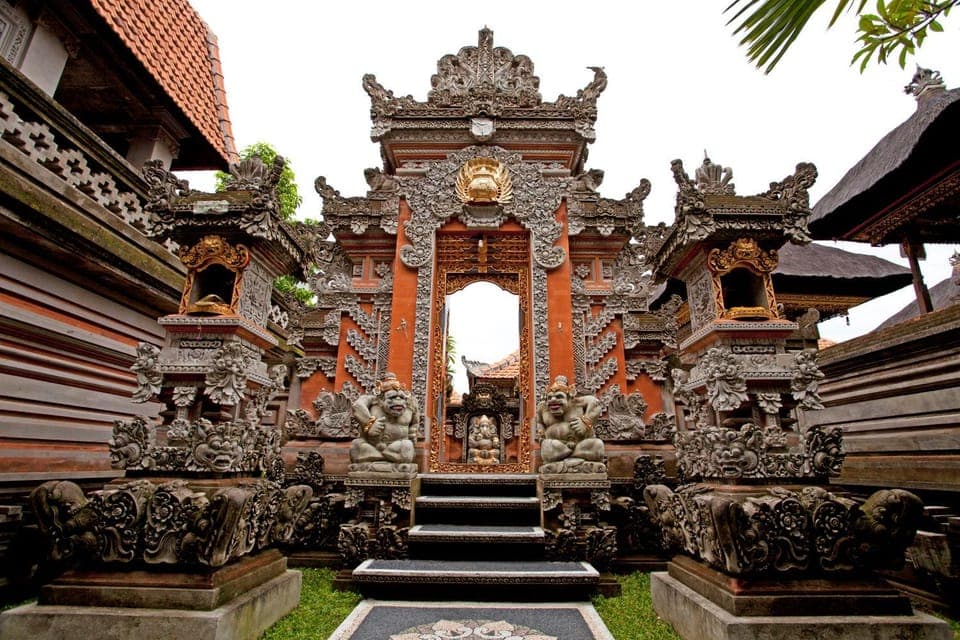 Facade/entrance, Area and facilities