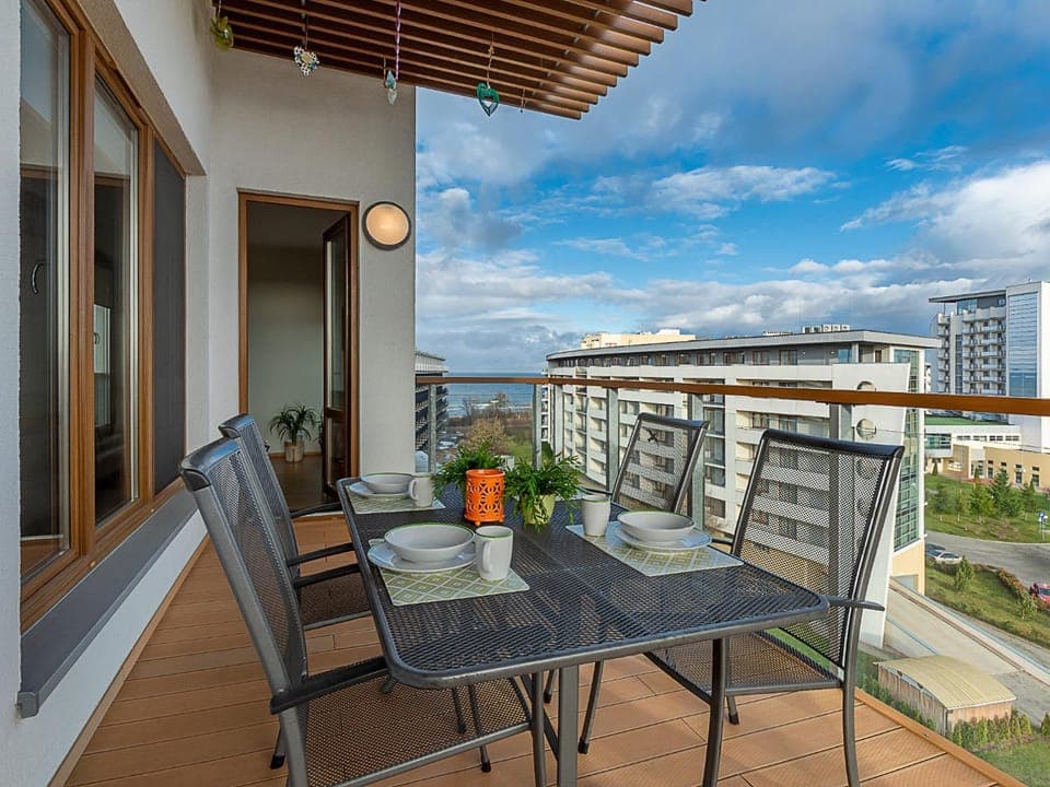 Property building, Balcony/Terrace, Seating area, Sea view