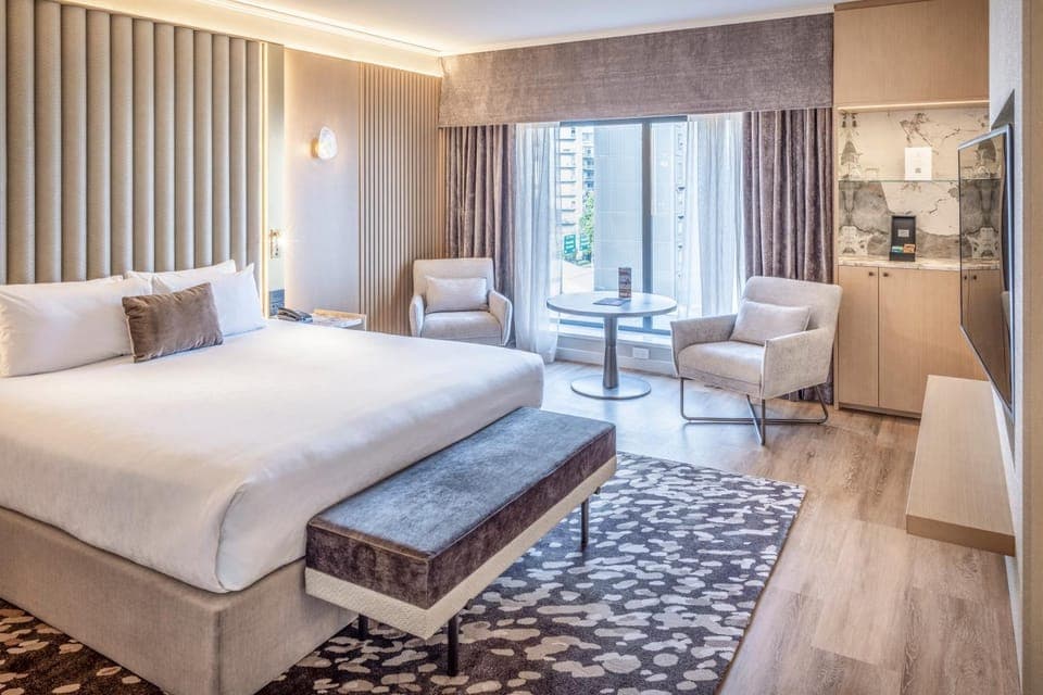 Bed, Photo of the whole room, Seating area, Bedroom