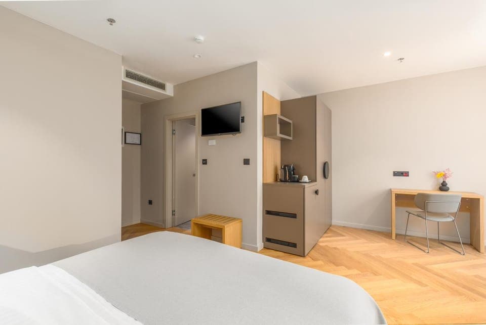 Bed, TV and multimedia, Photo of the whole room, Bedroom