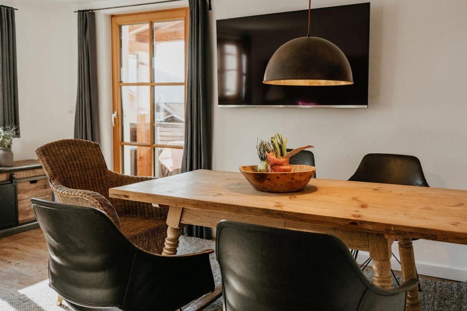 TV and multimedia, Living room, Seating area, Dining area