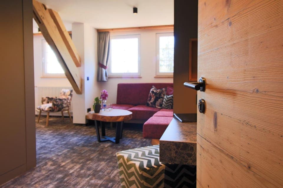 Photo of the whole room, Seating area