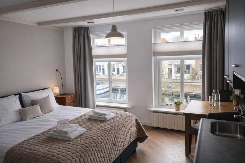 Bed, Photo of the whole room, Bedroom, towels