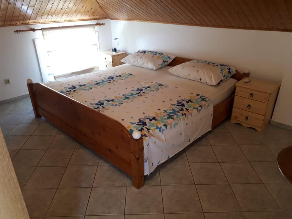 Bedroom, Mountain view