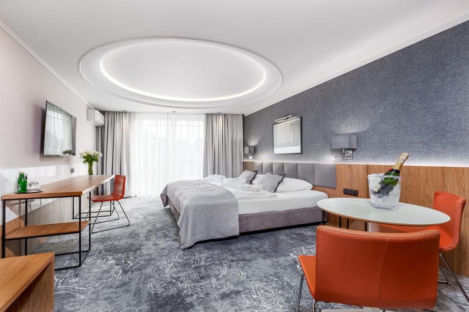 Bed, TV and multimedia, Living room, Photo of the whole room, Seating area, Bedroom, hair dresser