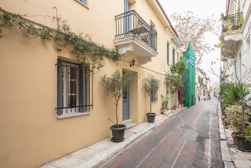 Property building, Day, Neighbourhood, City view, Street view