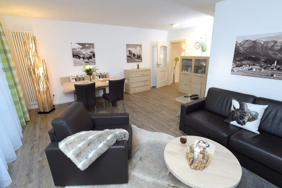 TV and multimedia, Living room, Other, Photo of the whole room, Decorative detail, Seating area, Garden view, Mountain view, Certificate/Award, Family