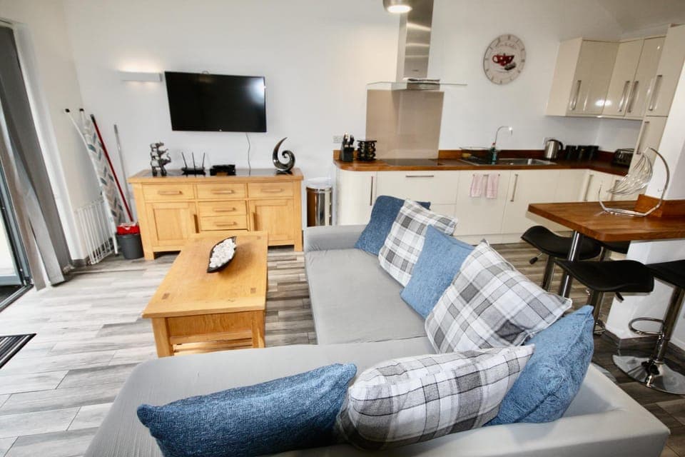 Communal lounge/ TV room, TV and multimedia, Kitchen or kitchenette, Living room, Seating area, Dining area, Evening entertainment