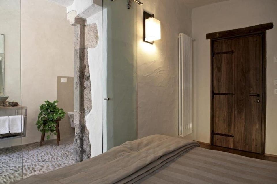 Bed, Other, Decorative detail