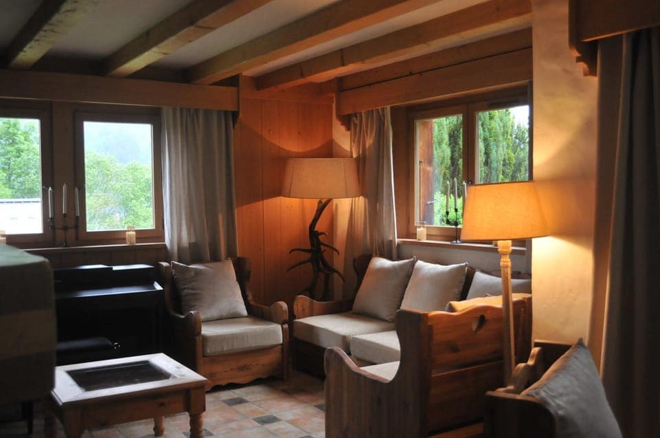 Communal lounge/ TV room, Living room, Seating area