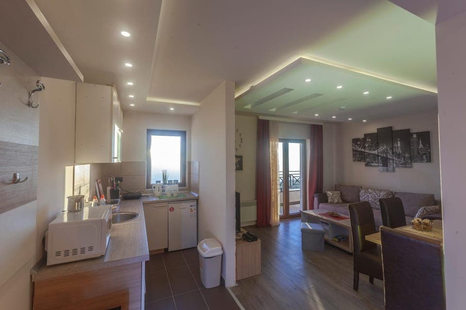 Day, Winter, Balcony/Terrace, Kitchen or kitchenette, Living room, Decorative detail, Dining area, On site, Mountain view