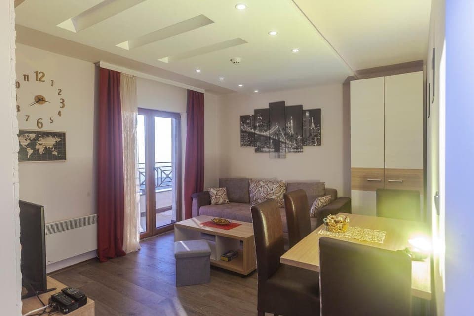 Day, Winter, Balcony/Terrace, Living room, Decorative detail, Dining area, On site, Mountain view