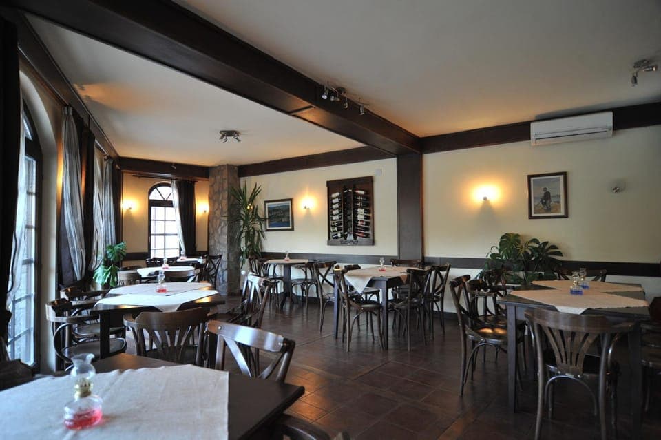 Restaurant/places to eat, Lounge or bar, Food and drinks