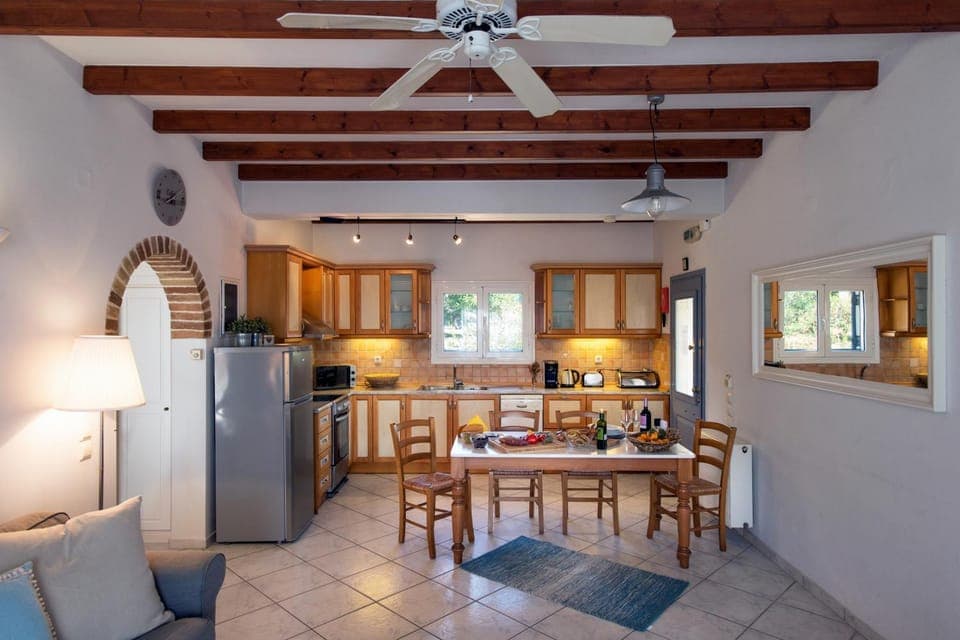 Kitchen or kitchenette, Living room, Seating area, Dining area