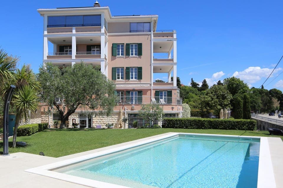 Property building, Day, Garden, Swimming pool