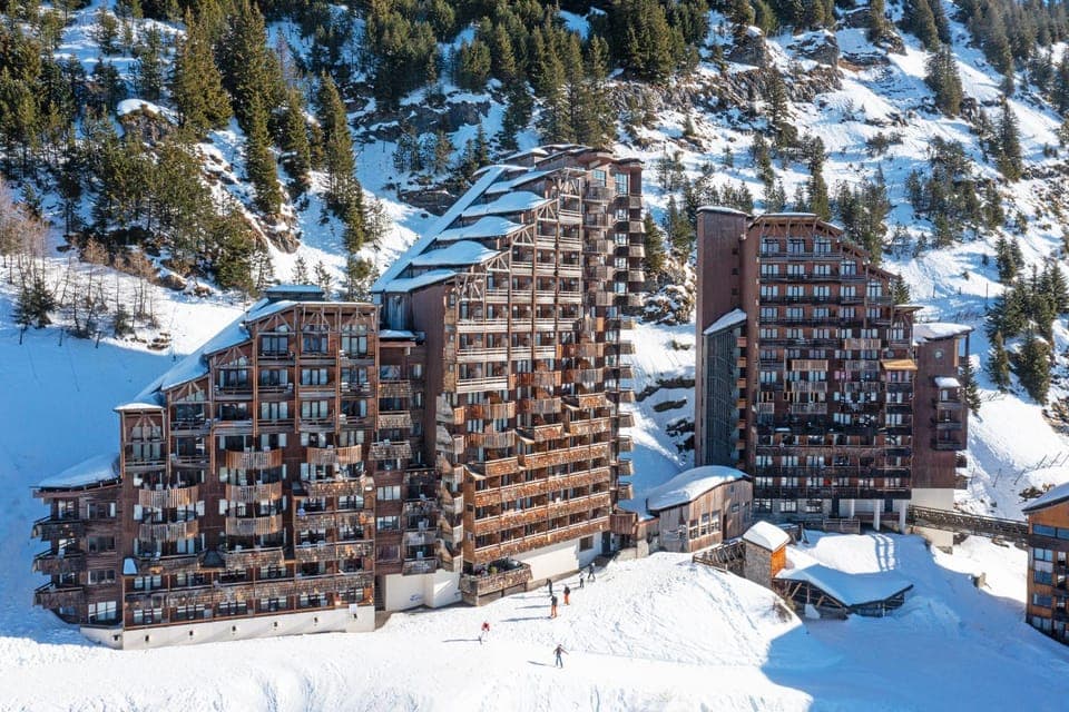 Property building, Nearby landmark, Day, Natural landscape, Winter, City view, Mountain view