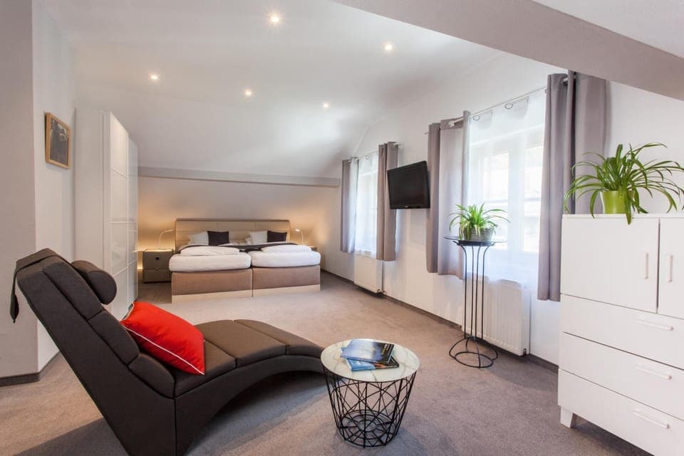 Bed, TV and multimedia, Photo of the whole room, Bedroom, wardrobe