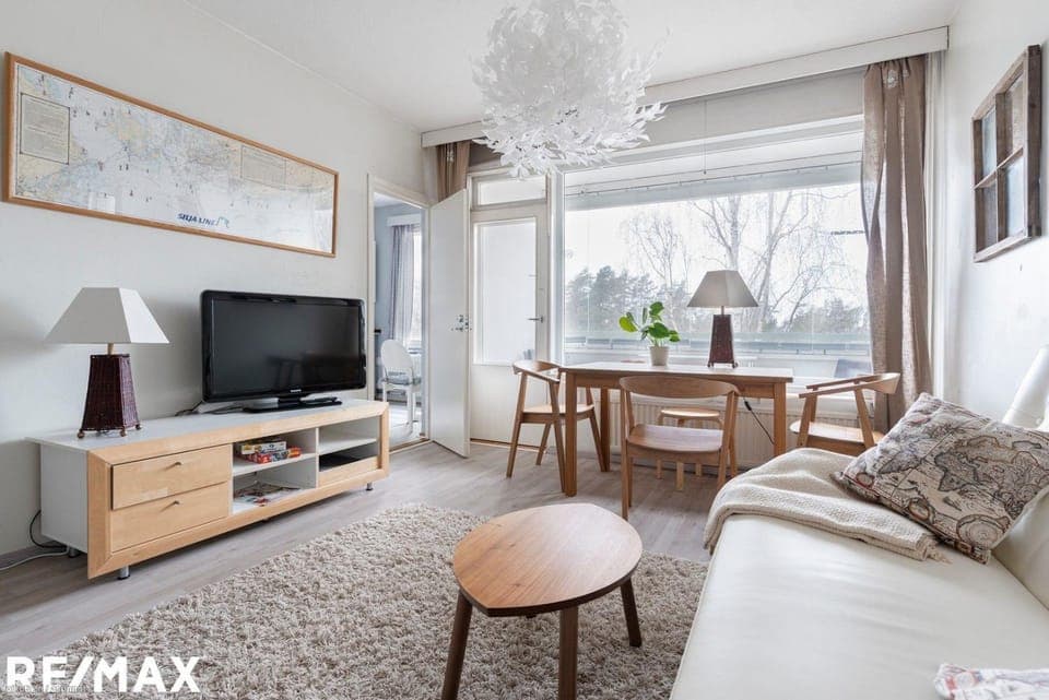 TV and multimedia, Living room, Seating area, Dining area