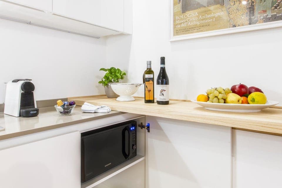 Coffee/tea facilities, Kitchen or kitchenette, Living room, Food, Alcoholic drinks, Inner courtyard view