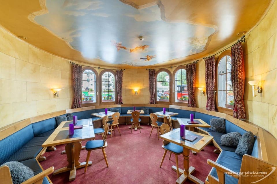 Restaurant/places to eat, Seating area