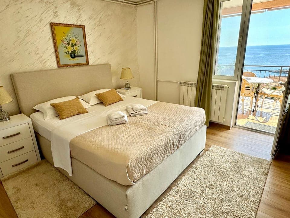 Bed, View (from property/room), Balcony/Terrace, Photo of the whole room, Bedroom, Sea view, towels