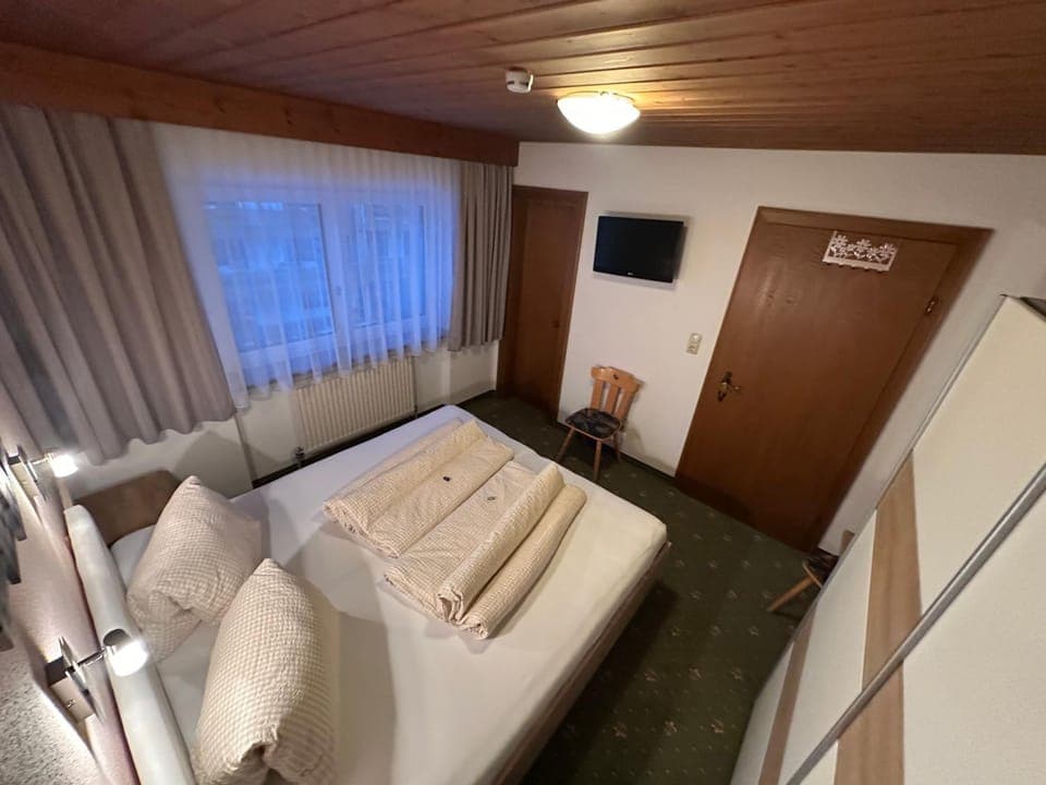 Bed, TV and multimedia, Photo of the whole room, Bedroom