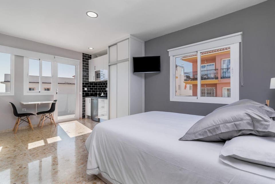 Photo of the whole room, Bedroom