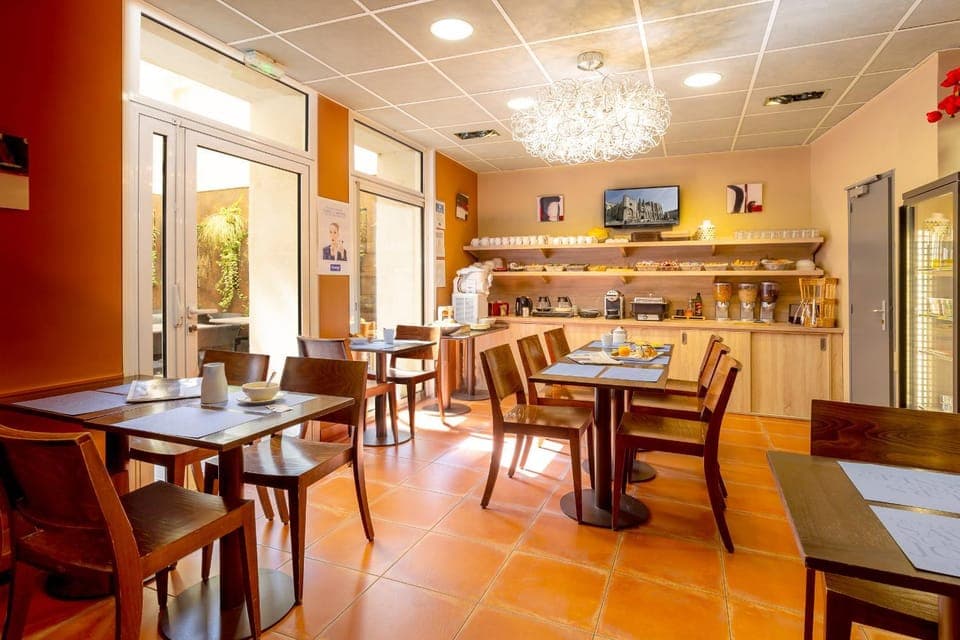 Restaurant/places to eat, Buffet breakfast