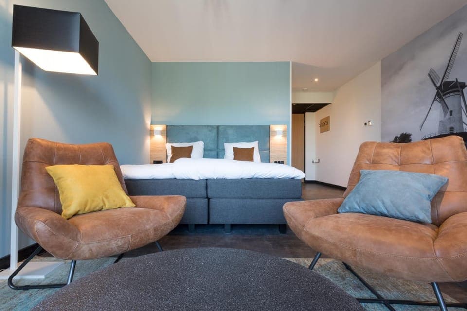 Photo of the whole room, Seating area