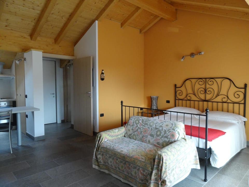 Bed, Dining area