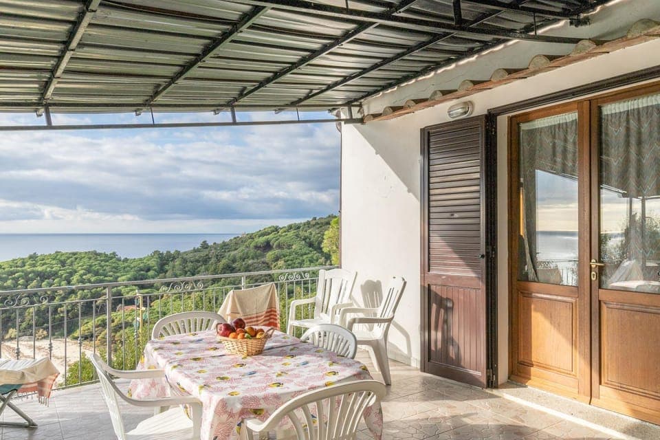 Property building, Balcony/Terrace, Living room